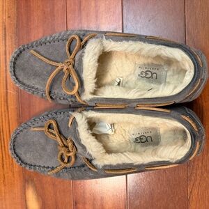 UGG Women's Gray Suede Moccasin Slippers，barely Used
